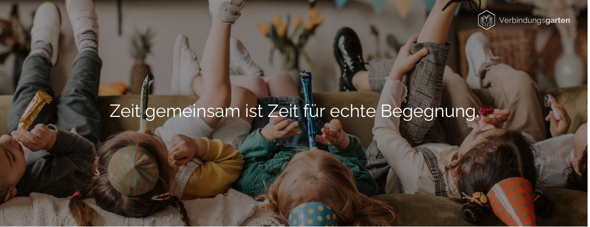 Kinder liegen mit Partyhüten und Tröten auf einem Sofa, die Beine in die Luft gestreckt. Darauf steht: Zeit gemeinsam ist Zeit für echte Begegnung.