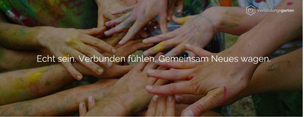 Bunt gesprenkelte Hände bilden einen Kreis. Darauf steht: Echt sein. Verbunden fühlen. Gemeinsam Neues wagen.