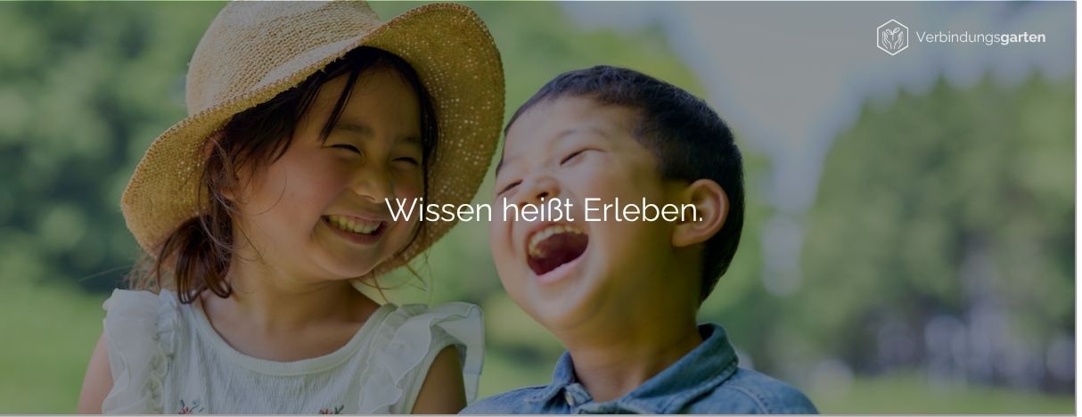 Asiatische Kinder lachen herzlich im Grünen. Darauf steht: Wissen heißt Erleben.
