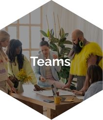 Button zum Bereich Teams. Das Bild zeigt bunt gekleidete Personen, die gemeinsam kreativ arbeiten.