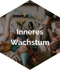 Hexagon mit Kindern, die Partyhüte tragen. Der Text lautet "Inneres Wachstum".
